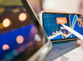 Trader som vurderer Bitcoin-, Ethereum- og forex-opsjoner på tvers av flere markeder