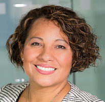 Claire Ashford, compliance-leder i en finansiell reguleringsvirksomhet, portrett.